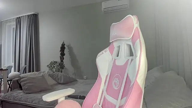 JenniferQueen11 online show from March 13, 2:01 pm