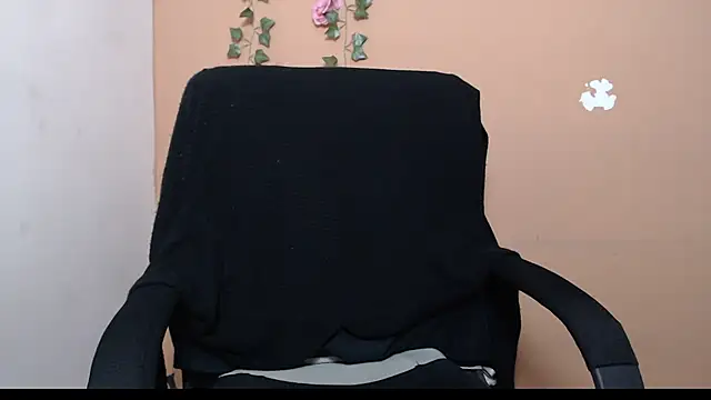 Snapshot of Hellensextits chatting on December 7, 9:39 am Hellensextits online show from December 7, 9:39 am