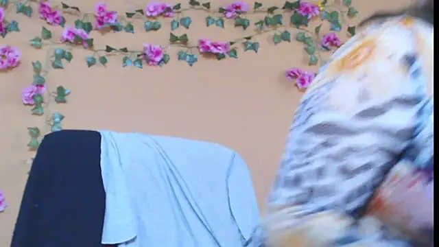 Snapshot of Hellensextits chatting on December 22, 2:49 pm Hellensextits online show from December 22, 2:49 pm