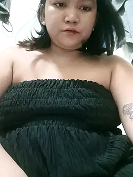 Snapshot of milkytitsmom4u chatting on December 4, 5:54 pm milkytitsmom4u online show from December 4, 5:54 pm