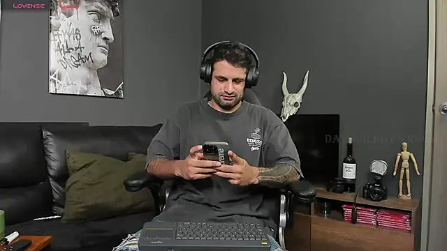 Snapshot of Davevilboy chatting on December 6, 1:22 pm Davevilboy online show from December 6, 1:22 pm