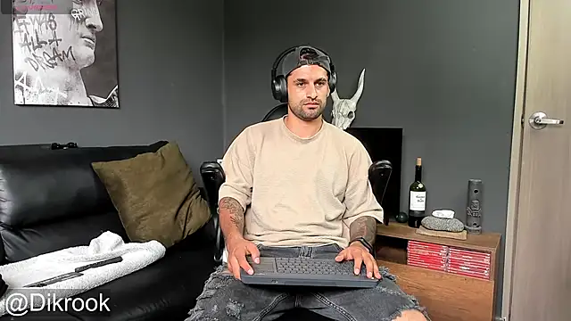 Snapshot of Davevilboy chatting on February 4, 3:26 pm Davevilboy online show from February 4, 3:26 pm