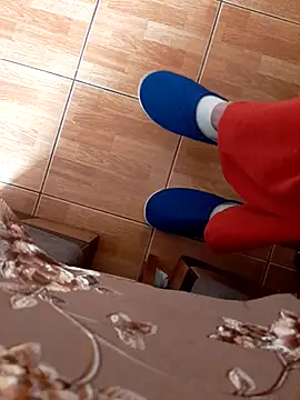 feet toes online show from November 4, 7:29 am