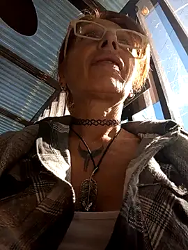 Snapshot of FrozenWaffle chatting on April 22, 2:51 pm FrozenWaffle online show from April 22, 2:51 pm