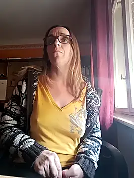 Snapshot of Dettybitch40 chatting on October 7, 8:33 am Dettybitch40 online show from October 7, 8:33 am