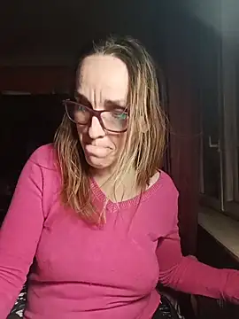 Snapshot of Dettybitch40 chatting on December 17, 4:24 pm Dettybitch40 online show from December 17, 4:24 pm