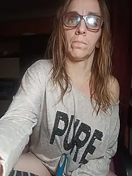 Snapshot of Dettybitch40 chatting on December 19, 7:21 pm Dettybitch40 online show from December 19, 7:21 pm