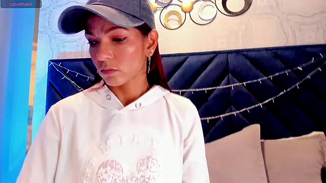 HannaPetit online show from December 21, 11:50 am