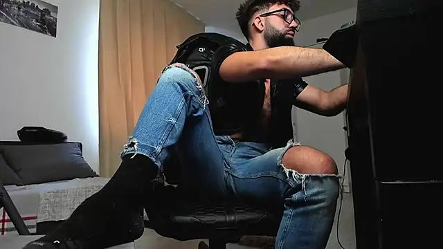 liamaesthetic online show from February 9, 7:34 am