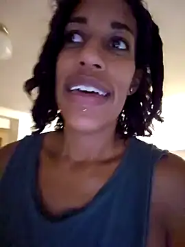 Snapshot of Goldenlace chatting on December 19, 8:13 am Goldenlace online show from December 19, 8:13 am