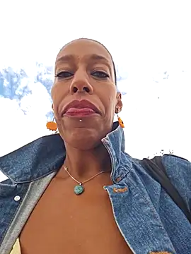 Snapshot of Goldenlace chatting on September 10, 10:37 am Goldenlace online show from September 10, 10:37 am