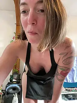 Snapshot of Daisy_Michto_Officiel chatting on December 13, 2:05 pm Daisy Michto Officiel online show from December 13, 2:05 pm