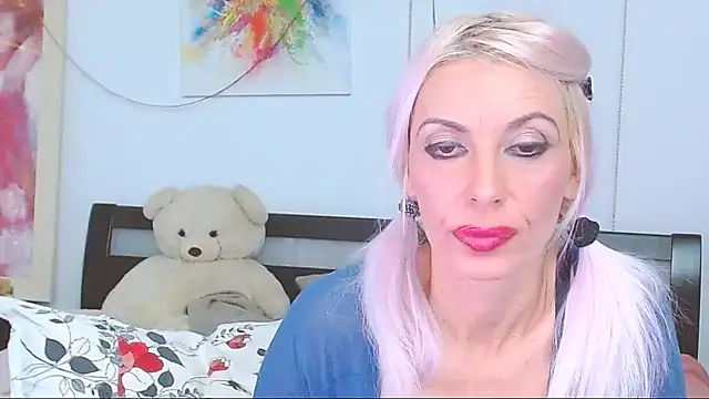 HoneyLara online show from October 6, 8:50 pm