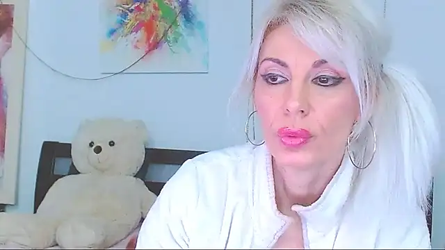 HoneyLara online show from February 23, 11:35 pm