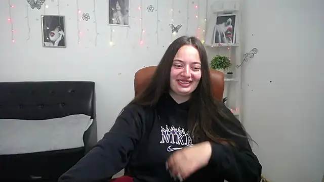 Snapshot of MilanaPrice chatting on October 5, 5:17 am MilanaPrice online show from October 5, 5:17 am
