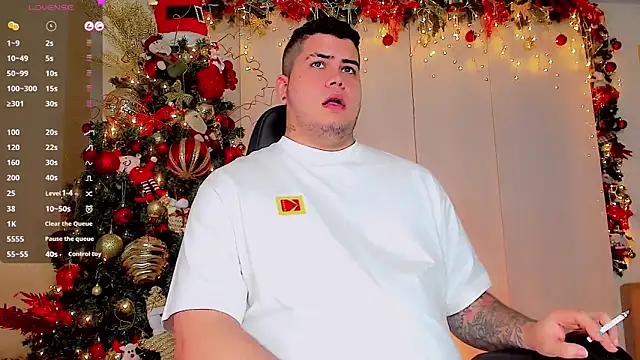 Snapshot of Thomas_chubbyxhot chatting on December 18, 6:21 am Thomas chubbyxhot online show from December 18, 6:21 am