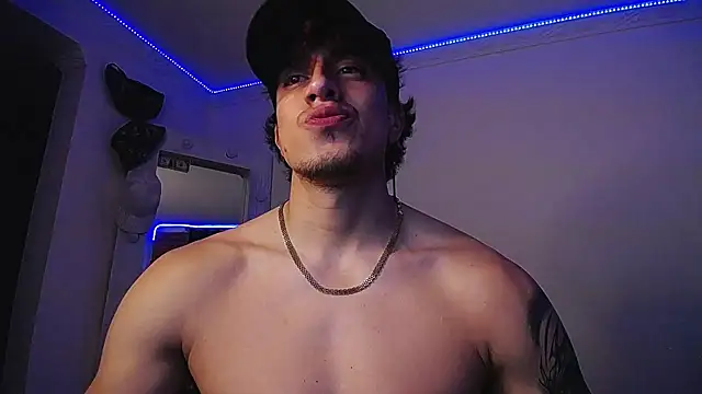 Snapshot of strongboy_ chatting on January 12, 11:28 am strongboy online show from January 12, 11:28 am