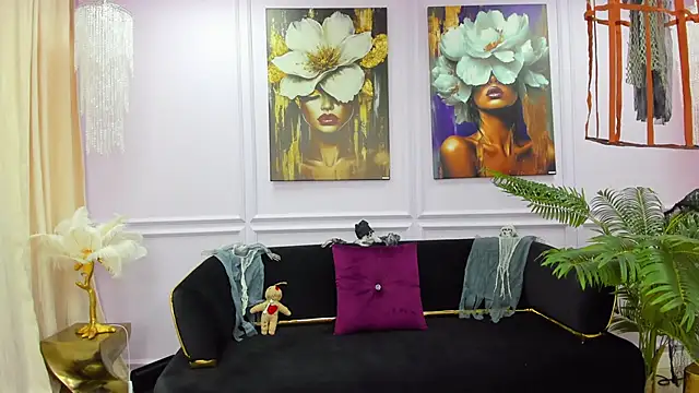 Snapshot of Awww_Ella chatting on October 31, 11:00 am Awww Ella online show from October 31, 11:00 am