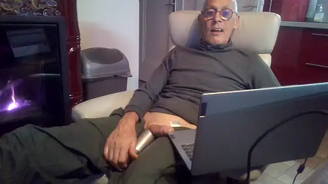 Snapshot of pierre5004 chatting on March 17, 6:33 pm pierre5004 online show from March 17, 6:33 pm