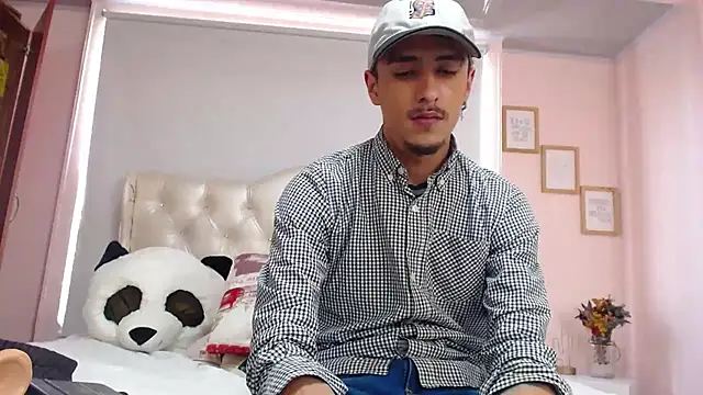 Snapshot of ryan_maxy chatting on February 10, 7:28 pm ryan maxy online show from February 10, 7:28 pm