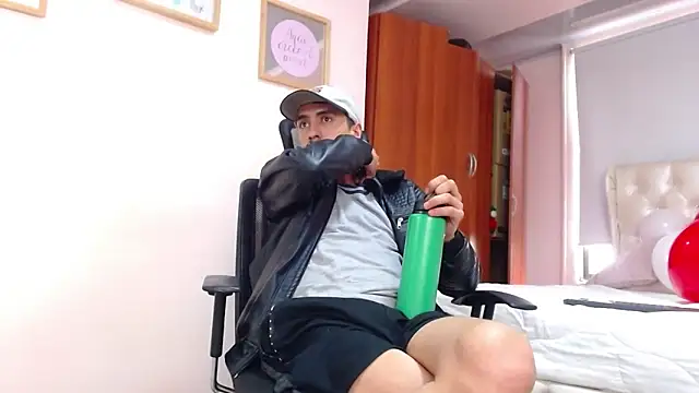 Snapshot of ryan_maxy chatting on February 15, 6:33 pm ryan maxy online show from February 15, 6:33 pm