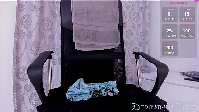 Snapshot of tommylongxx chatting on December 6, 11:25 pm tommylongxx online show from December 6, 11:25 pm