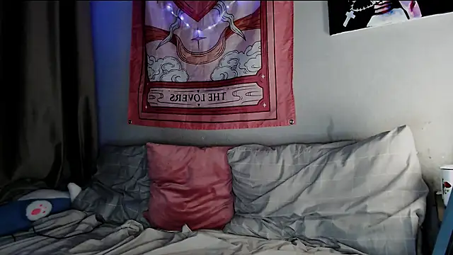 Alien Bella online show from April 27, 6:50 pm