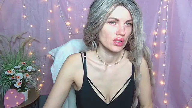 Snapshot of MilaLoona chatting on April 18, 6:06 am MilaLoona online show from April 18, 6:06 am