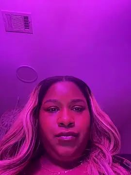 Snapshot of BigFineSelena chatting on December 19, 2:29 am BigFineSelena online show from December 19, 2:29 am