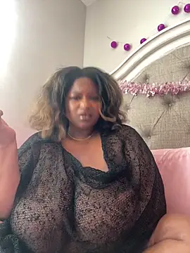 BigFineSelena online show from April 11, 3:05 pm