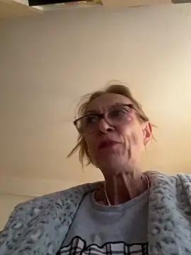 adella13 online show from December 17, 8:01 am