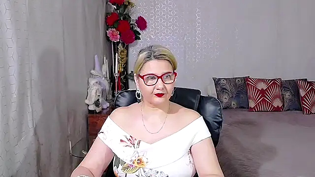 Snapshot of LucilleFenlys chatting on February 11, 11:54 pm LucilleFenlys online show from February 11, 11:54 pm