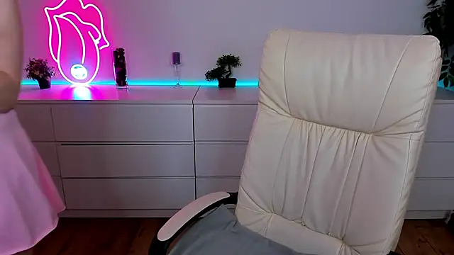 Kamilla Hot online show from March 1, 6:35 am