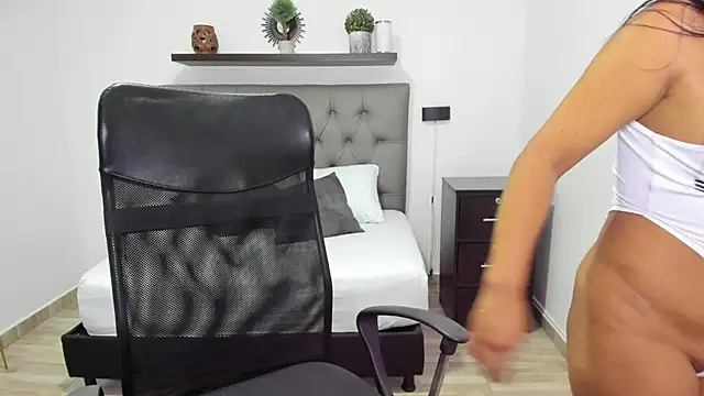 Snapshot of isabella_florez chatting on December 27, 3:15 pm isabella florez online show from December 27, 3:15 pm