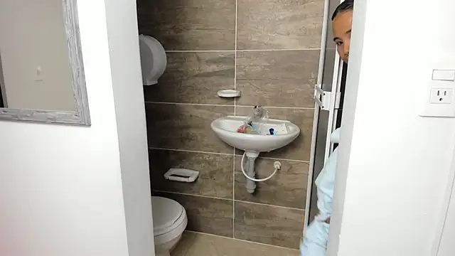 Snapshot of isabella_florez chatting on January 21, 6:02 pm isabella florez online show from January 21, 6:02 pm