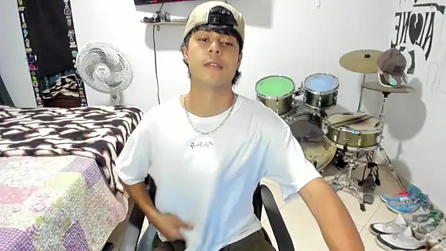 Snapshot of Zack_falcon chatting on November 12, 2:45 am Zack falcon online show from November 12, 2:45 am