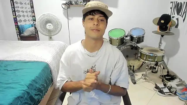 Snapshot of Zack_falcon chatting on February 23, 8:39 pm Zack falcon online show from February 23, 8:39 pm