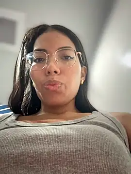 Snapshot of SheenaBrooke chatting on April 3, 3:59 am SheenaBrooke online show from April 3, 3:59 am