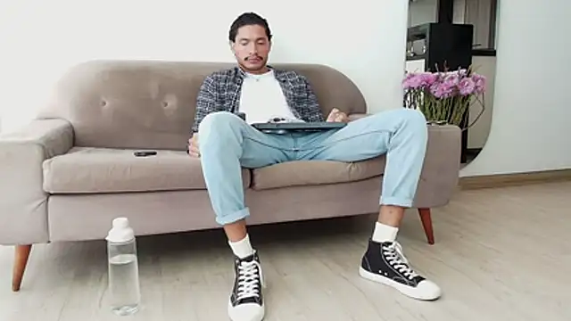 Robyn Miller online show from November 18, 7:29 pm