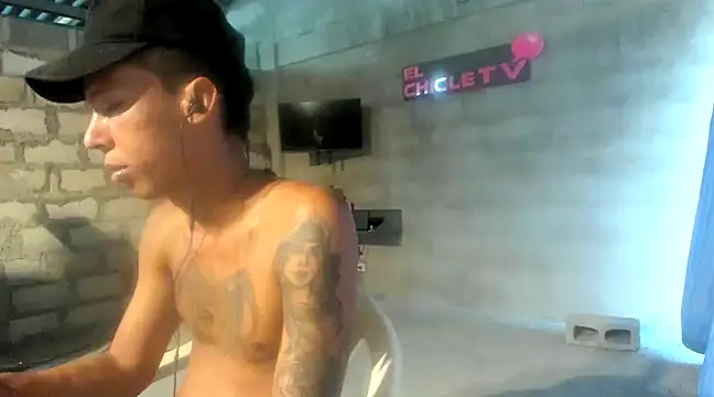 Snapshot of EL-CHICLE-TV chatting on February 5, 11:06 pm EL-CHICLE-TV online show from February 5, 11:06 pm