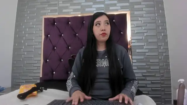 AntoneellaF online show from March 17, 11:00 pm