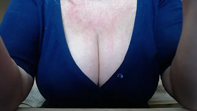 Snapshot of BlondyLeeBest chatting on April 28, 3:00 am BlondyLeeBest online show from April 28, 3:00 am