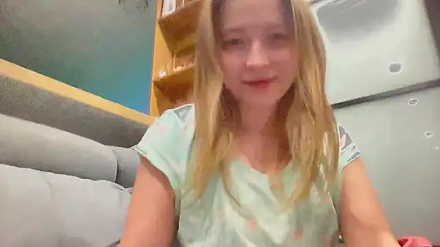 CharmingSarah online show from December 15, 5:31 pm