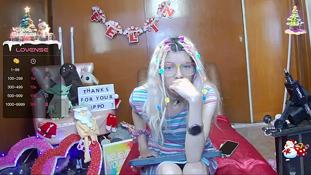 Skinygirl online show from December 28, 10:34 pm