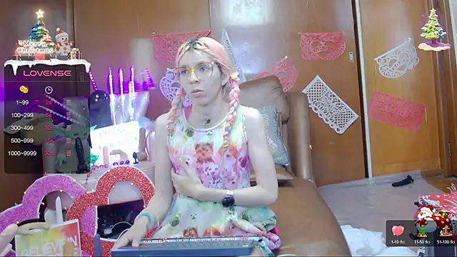 Skinygirl online show from February 17, 11:53 pm