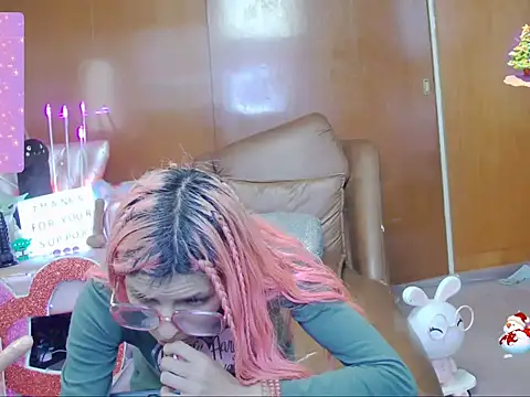 Skinygirl online show from September 25, 9:40 pm