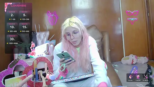 Skinygirl online show from November 15, 11:21 pm