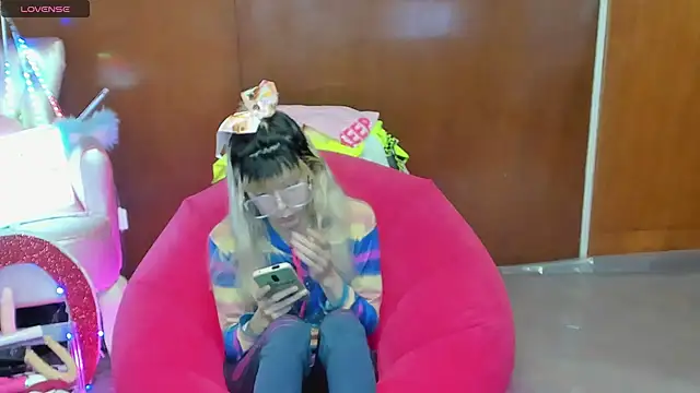 Skinygirl online show from April 4, 11:13 pm