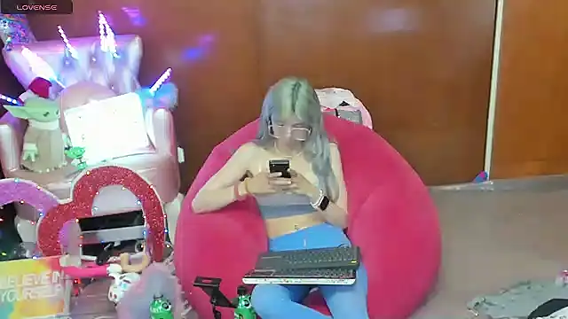 Snapshot of Skinygirl chatting on May 6, 9:53 pm Skinygirl online show from May 6, 9:53 pm