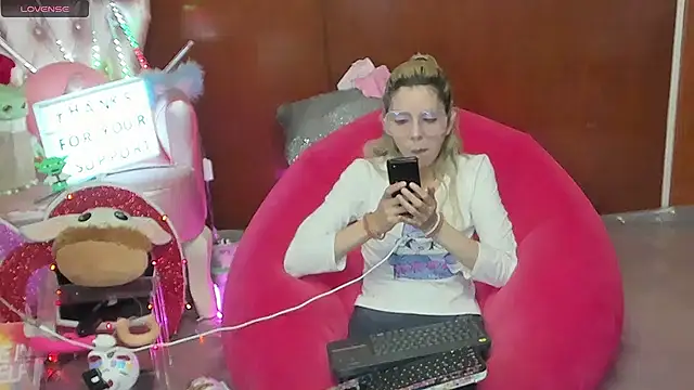 Snapshot of Skinygirl chatting on June 26, 11:53 pm Skinygirl online show from June 26, 11:53 pm